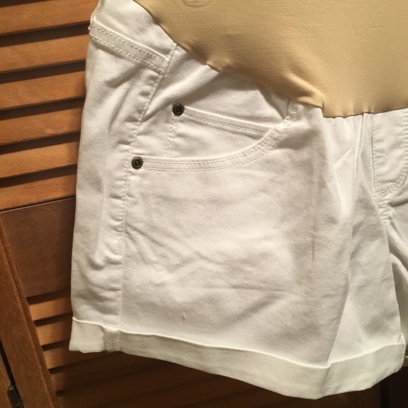 A Glow White Boyfriend Maternity Shorts - Picture 3 of 8